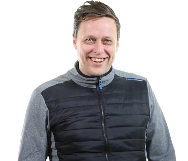 Als Scrum Master help ik de leden van het team om ‘hun ding’ te doen op de best mogelijke manier. Ik help, los op, stuur soms een beetje bij en confronteer als het nodig is. Tegelijkertijd ben ik degene die het agile proces en de methodieken die scrum ons geeft bewaak en behartig.